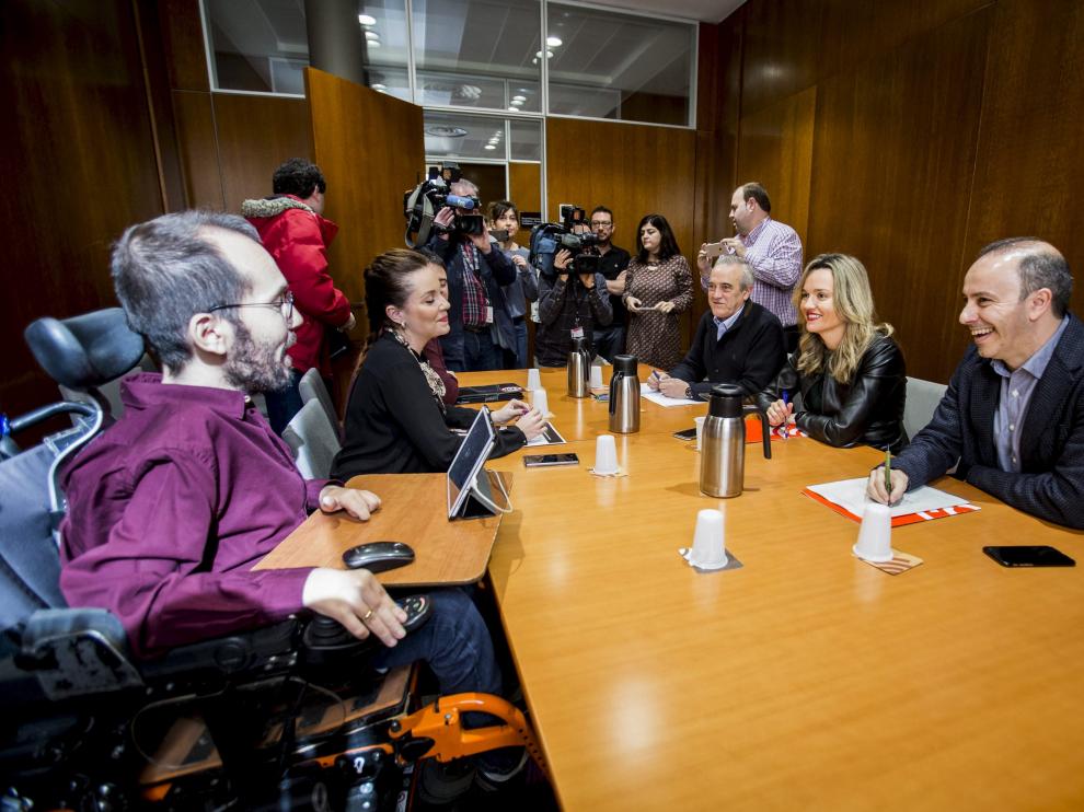 Reunión entre PSOE y Podemos en las Cortes de Aragón por el presupuesto.