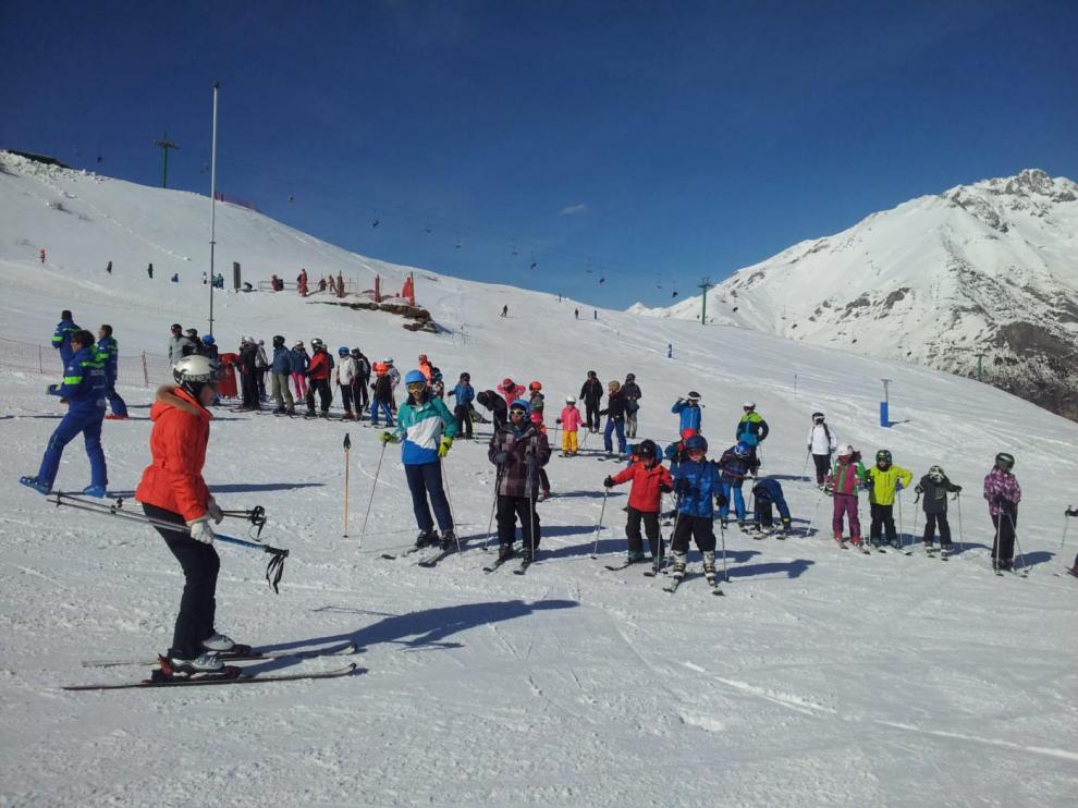 Uno de los grupos de la Comarca de la Hoya, en un cursillo en Panticosa.
