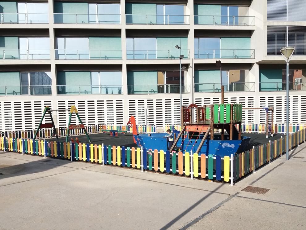 Zona infantil en la plaza de la Poesía de Parque Goya
