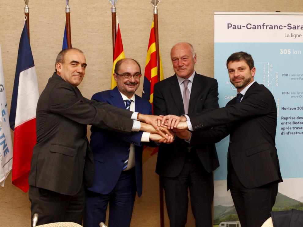 El acuerdo de Burdeos. Los representantes de España, Manuel Niño, secretario general de Infraestructuras, a la izquierda y de Francia, Michel Stoumboff, secretario general de Asuntos Regionales, a la derecha con los presidentes de Aragón, Javier Lambán, y de Nueva Aquitania, Alain Rousset, centro en la reunión del cuatripartito.