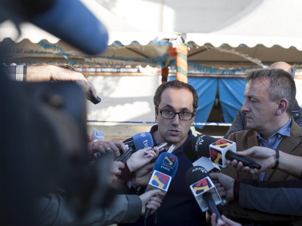 Alberto Cubero habla con los medios de comunicación la mañana después del accidente.
