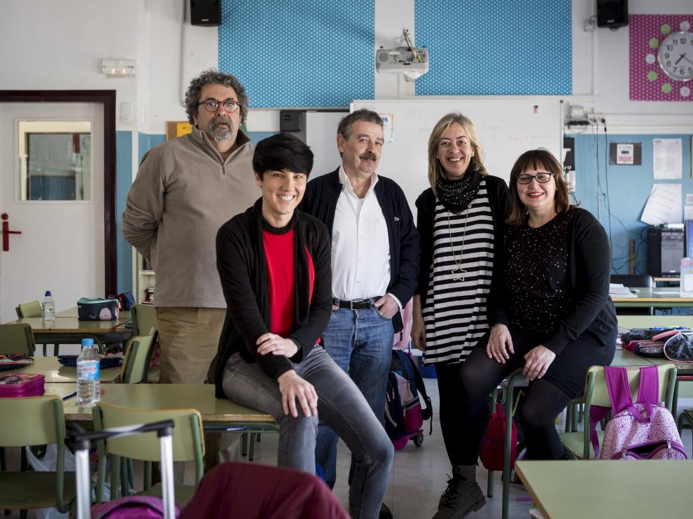 A pie de aula. De izquierda a derecha, en un aula del colegio público Guillermo Fatás (en Santa Isabel): el director de este centro, Manuel Fernández Cabrera; la jefa de estudios, Carmela Sauras Sarria; el director del CEIP Zalfonada, Santiago Vicente; la directora del CEIP_Mariano Castillo de Villamayor, Berta Guillén Santos y la directora del CEIP Juan Pablo Bonet de Movera, Beatriz Navarro Lardiés.