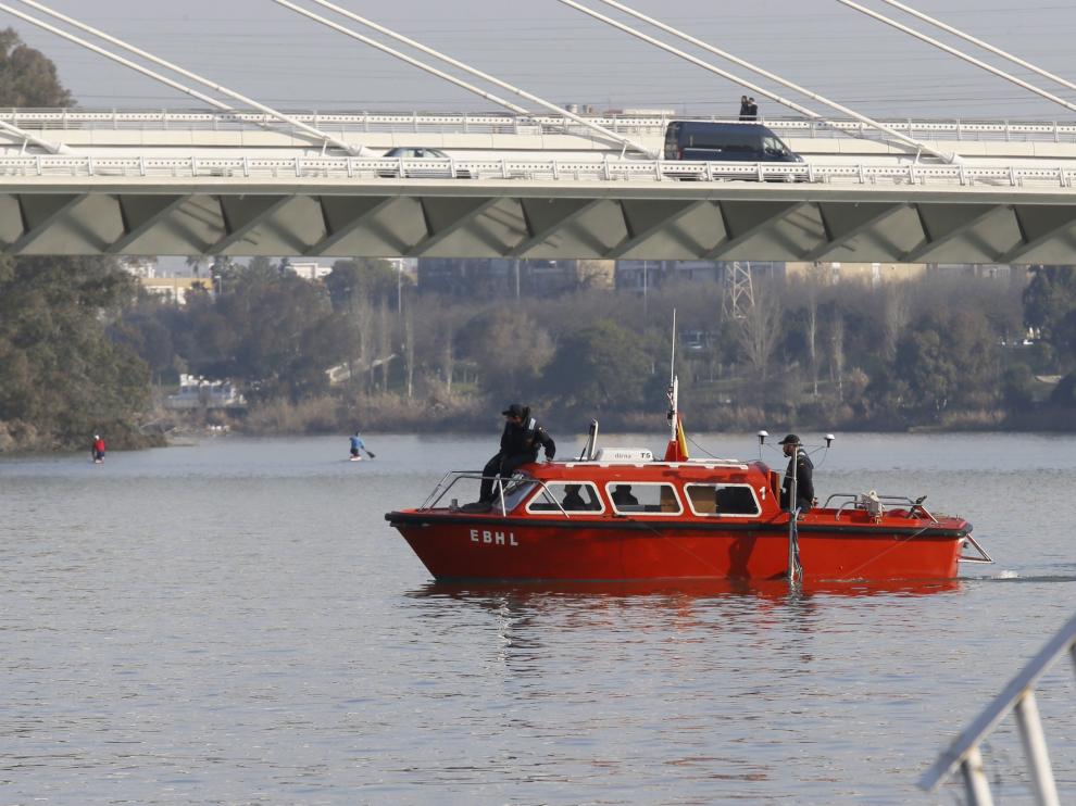 El barco de la Armada "Escandallo" ha comenzado, a las 10 de la mañana, las tareas de búsqueda de los restos de Marta del Castillo en la dársena del Guadalquivir en Sevilla. El barco, del Instituto Hidrográfico de la Marina y dotado con sonar, dedicará la jornada de hoy a peinar el fondo de la zona de la dársena del río.