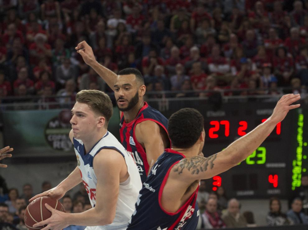 Doncic supera a la defensa de Baskonia