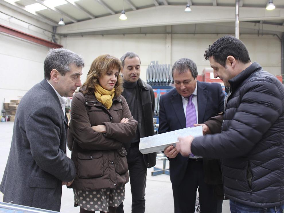 Luis Lanaspa segundo por la derecha visitó la empresa Dicoma en Binéfar con el alcalde y empresarios.