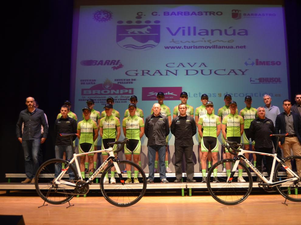 Presentación del equipo Turismo Villanúa Cava Gran Ducay con patrocinadores en Barbastro.