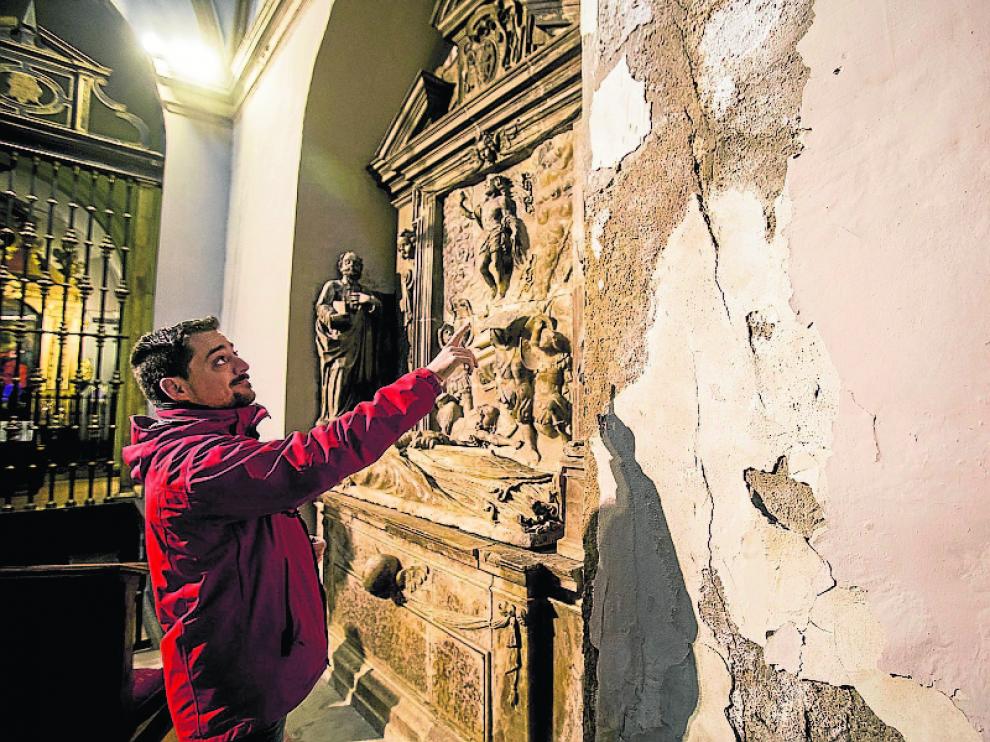 Sergio García, guía del templo, señala el estado de una capilla.