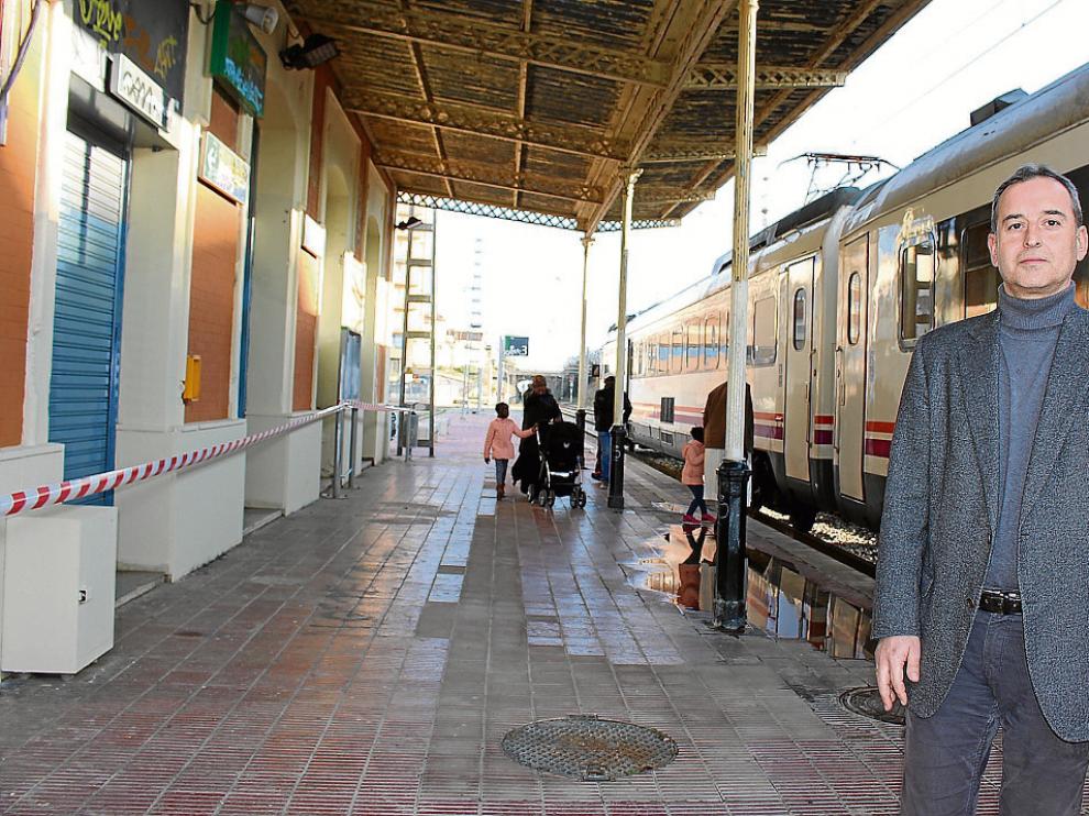El alcalde de Binéfar, Alfonso Adán, en el andén de la estación que se quiere recrecer.
