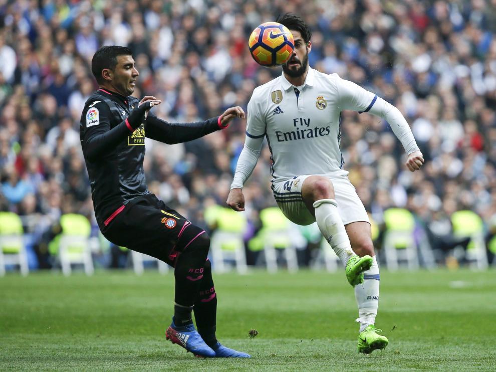 Isco ejecuta un sombrero sobre Reyes, del Español.