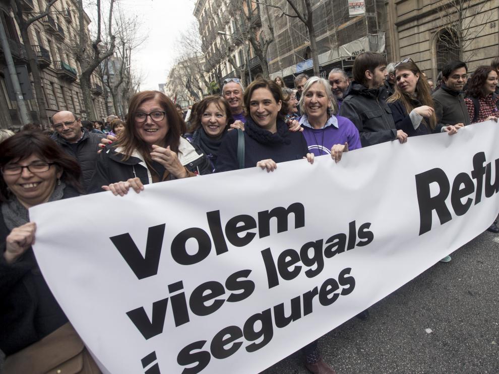 La alcaldesa de Barcelona Ada Colau (3i) durante la manifestación celebrada hoy en Barcelona bajo el lema "Basta excusas. Acojamos ya", convocada por las entidades que impulsan la campaña "Casa Nostra, Casa Vostra" y que reclama la acogida de refugiados.