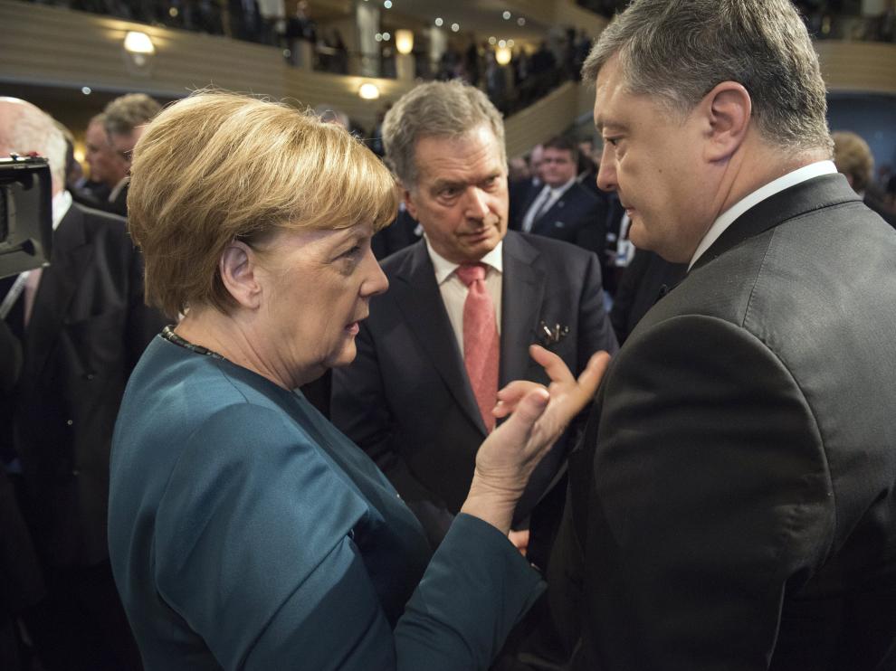 Merkel departe en Múnich con el presidente ucraniano, Poroshenko.