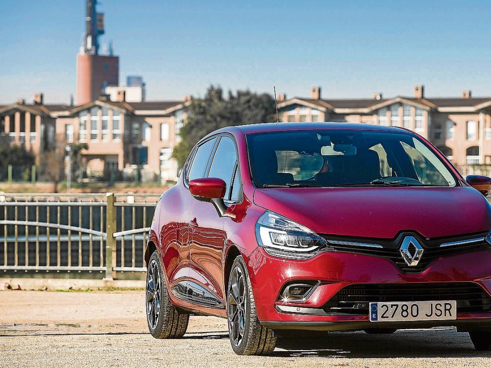 El Renault Clio, junto a los depósitos de agua de Casablanca, en Zaragoza.