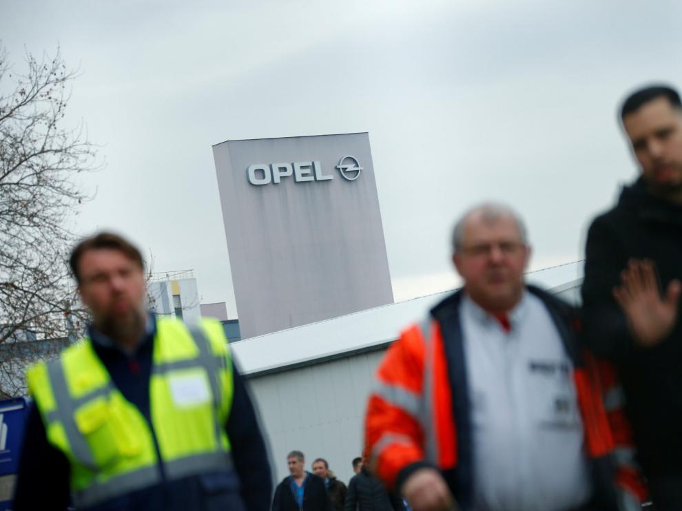 Empleados de Opel, este pasado viernes, a la salida de la sede de Opel en Russelsheim.