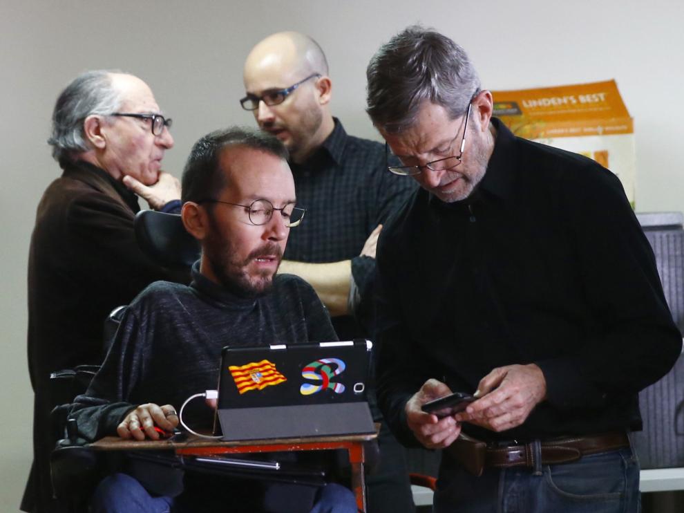 Pablo Echenique conversa con Jose Julio Rodriguez durante la primera reunión del Consejo Ciudadano Estatal elegido en la II Asamblea Ciudadana de Podemos, en el que se decidirá la nueva dirección del partido de Pablo Iglesias.