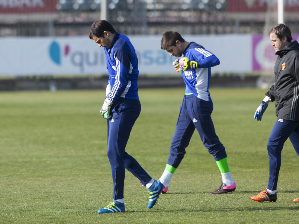 Saja, seguido de Irureta y de Mikel Insausti, el preparador de porteros del Real Zaragoza, en el entrenamiento de este sábado.