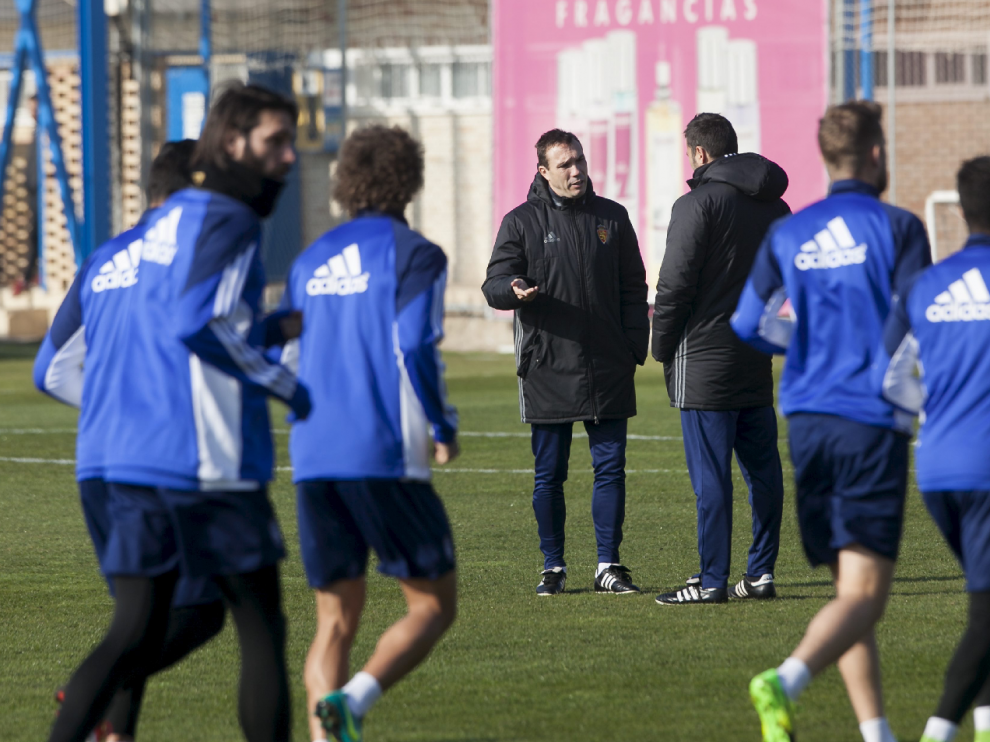 Agné, de espaldas, habla con su ayudante, Rodri, mientras el equipo se ejercitaba este sábado en la Ciudad Deportiva.