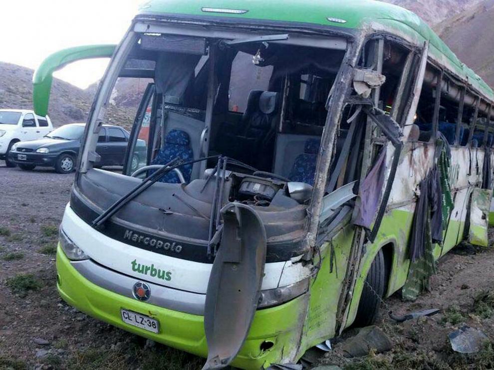 Autobús accidentado en el Parque Aconcagua (Argentina).