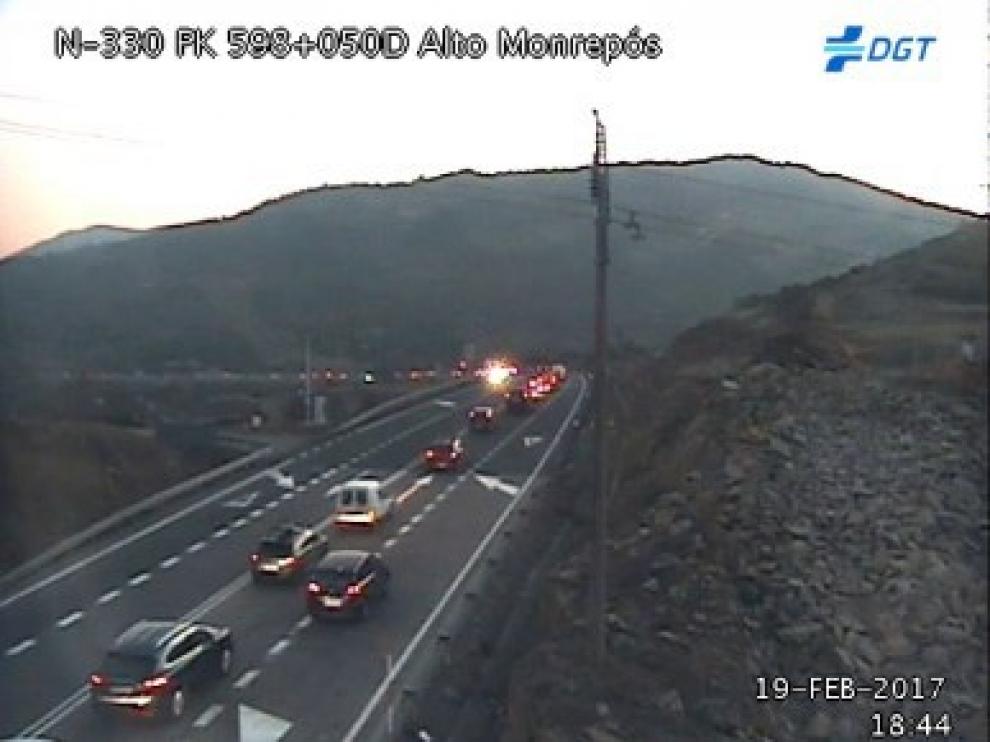 Imagen de la DGT del alto de Monrepós este domingo, en la que se pueden ver las retenciones