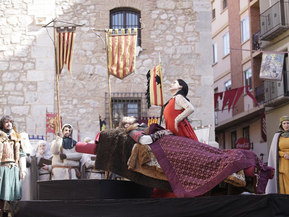 La escena final. La muerte de Isabel de Segura tras darle al cadáver de Diego de Marcilla el beso que le negó en vida una negativa que, el sábado, causó la muerte del Amante cerró ayer la escenificación callejera de las Bodas de Isabel. La escena transcurrió en el atrio de la Catedral ante miles de espectadores.