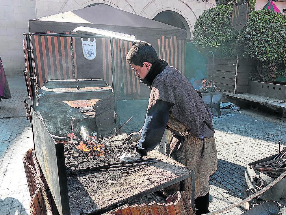 Recreación de una herrería medieval en la plaza de San Juan.