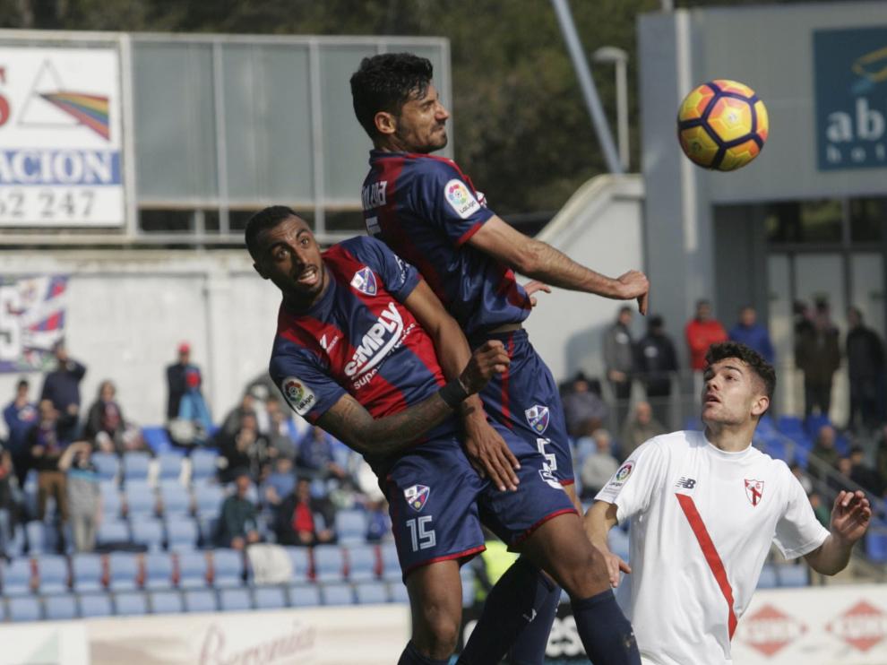 Un lance del choque entre el Huesca y el Sevilla Atlético