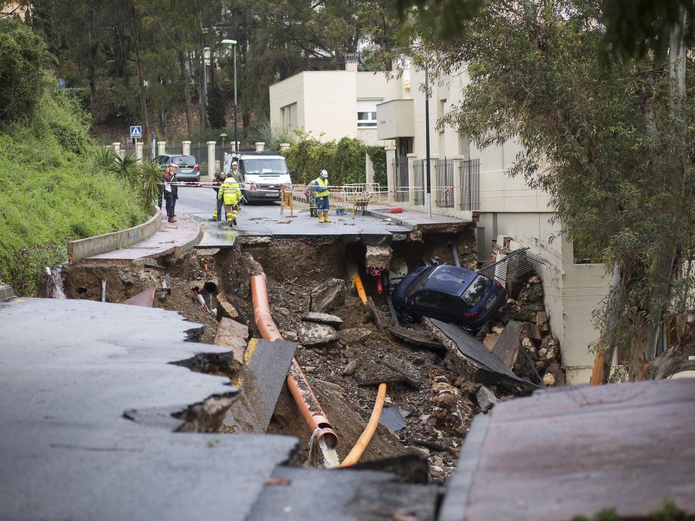 Las intensas lluvias que se han registrado la pasada madrugada y a primera hora de la mañana en Málaga han ocasionado más de doscientas incidencias, sobre todo en la capital.En la foto, socavón proocado por el agua socavón en la vía de la calle Flamencos
