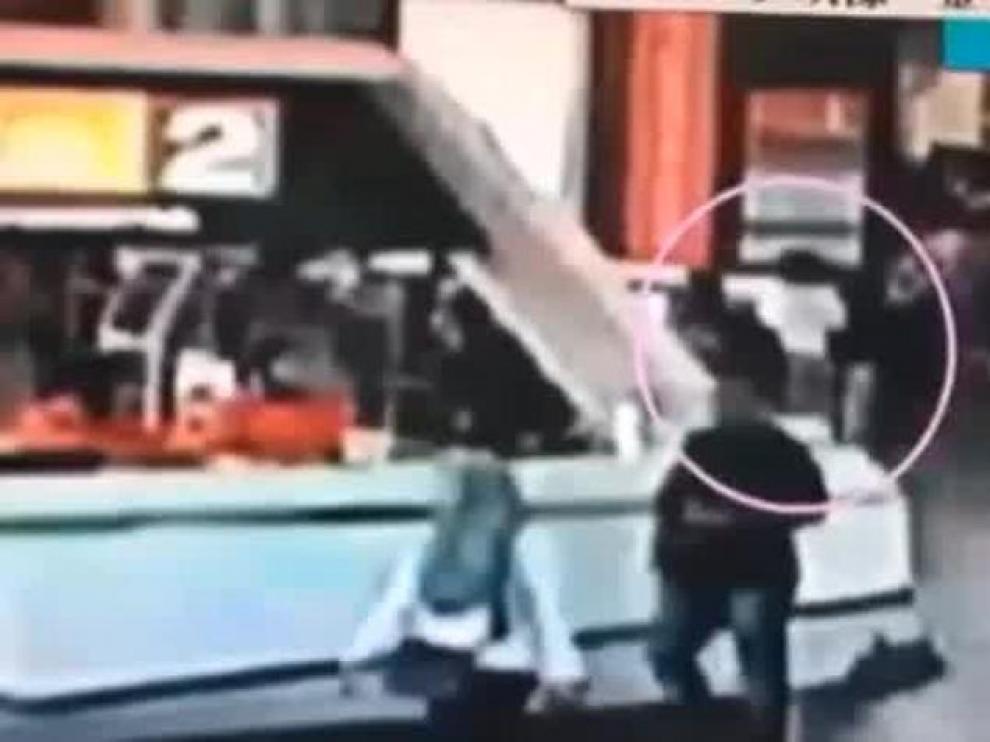 Las imágenes que demuestran que el hermano de Kim Jong Un fue envenenado en público