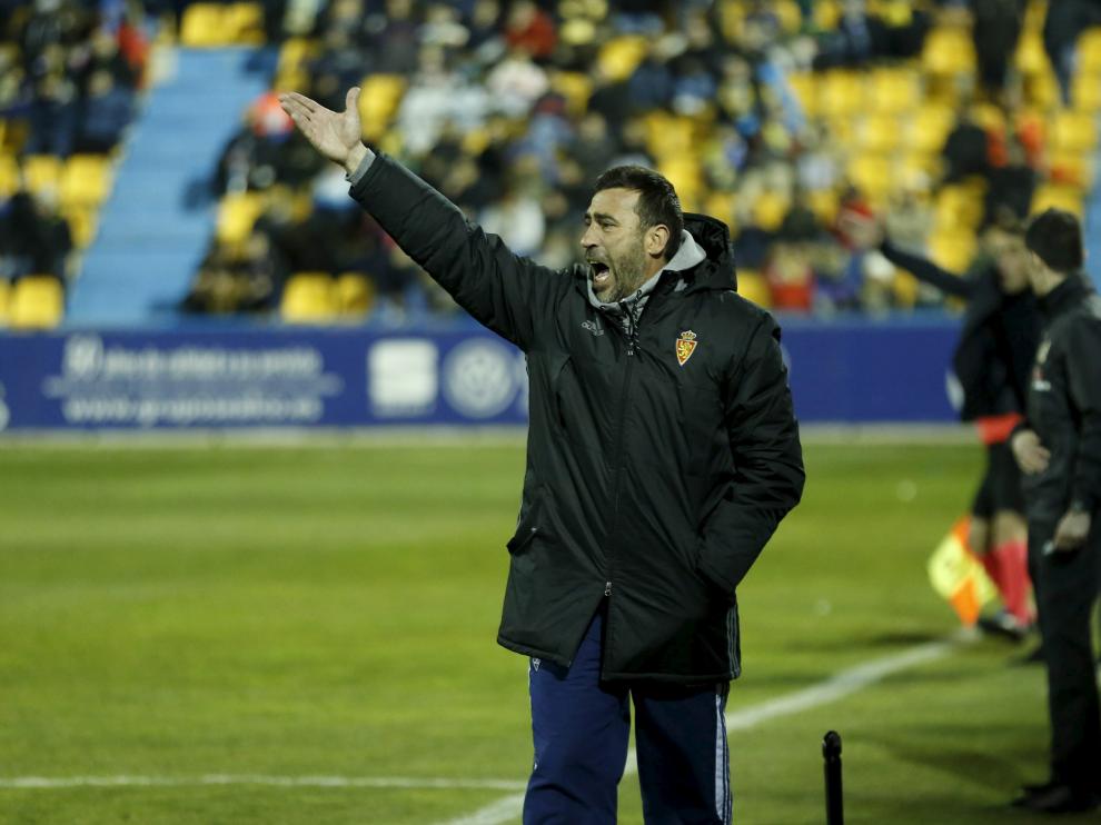 Raúl Agné da instrucciones en el partido en Alcorcón.