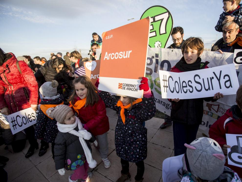 Imagen de la protesta, el pasado día 6, ante la parcela donde se construirá el colegio de Arcosur.