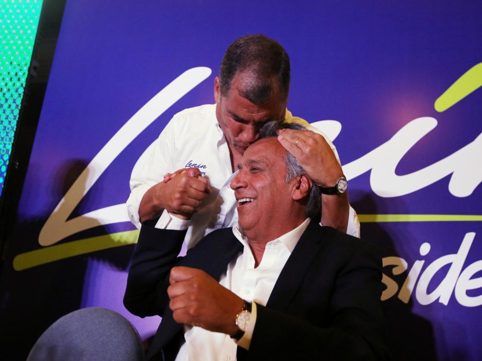 Rafael Correa besa a Lenin Moreno durante la celebración del resultado