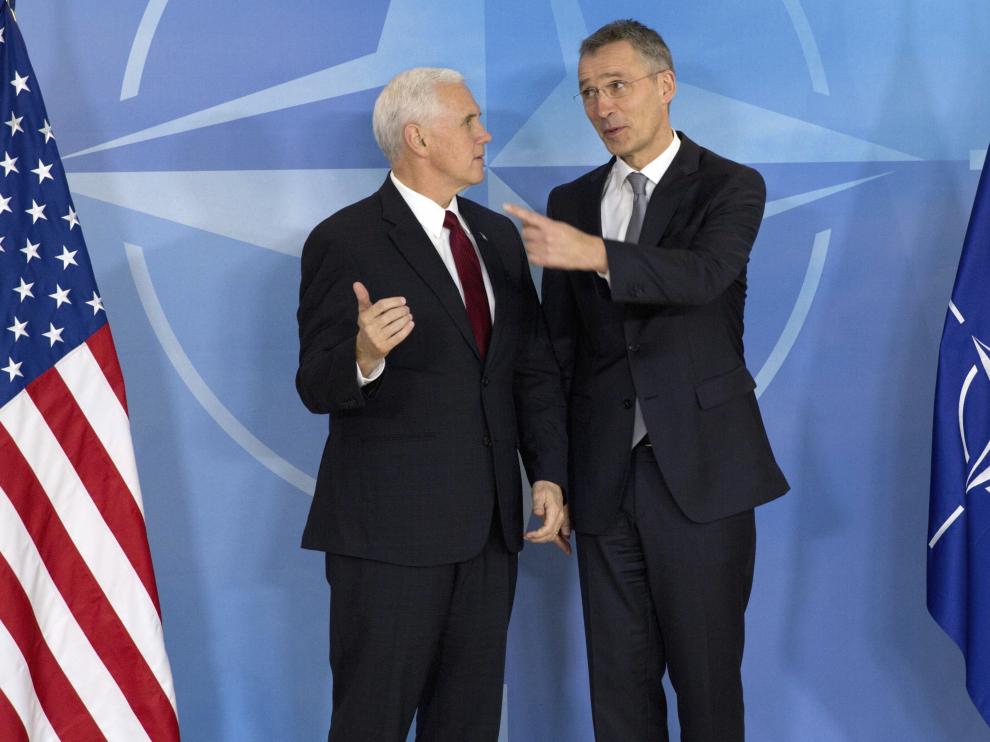 Pence y Stoltenberg este lunes en Bruselas.