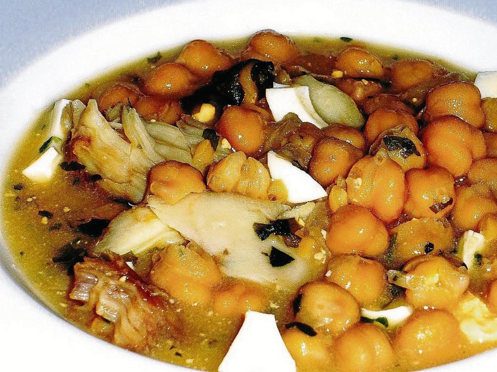 Delicioso guiso de garbanzos con bacalao, cuya preparación se especifica en el artículo.