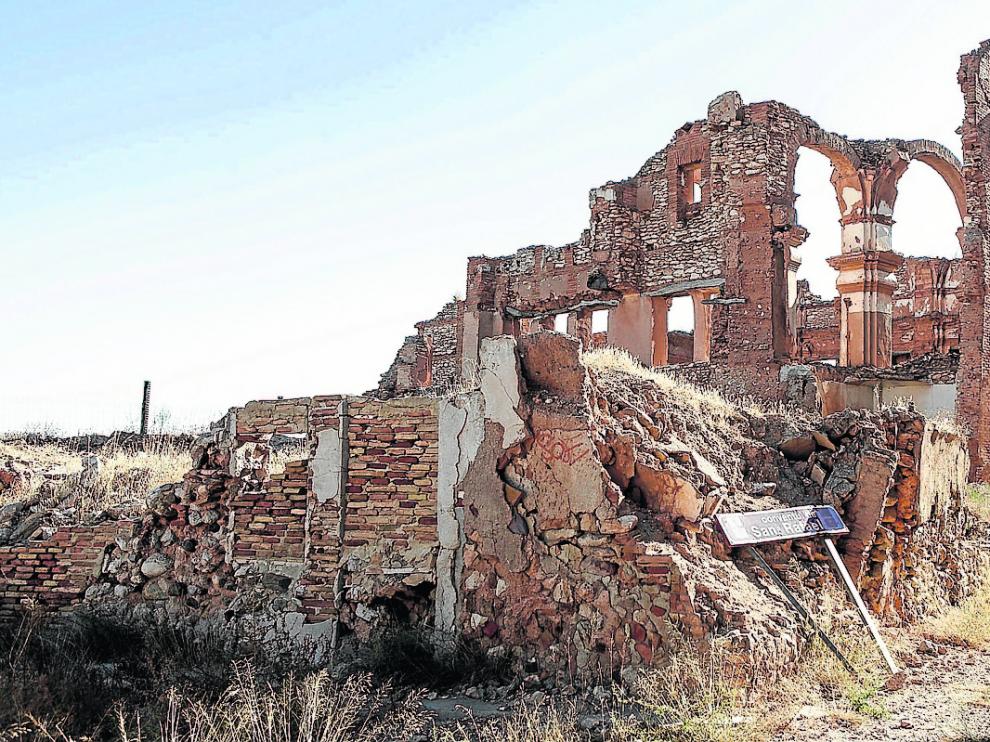 Estado actual del antiguo convento de San Rafael, del que solo se mantiene en pie parte de la fachada principal y algún muro, en el pueblo viejo de Belchite.