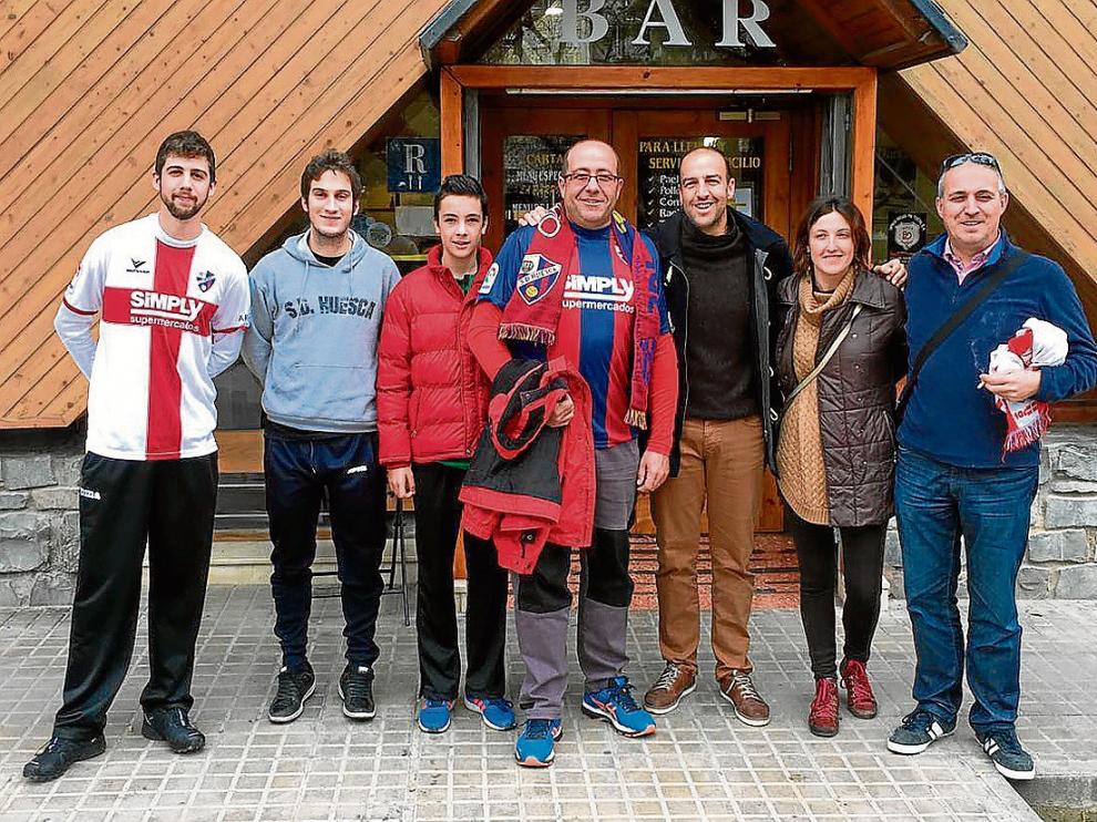Miembros de la nueva peña de Ayerbe y alrededores antes de acudir el pasado domingo a El Alcoraz.