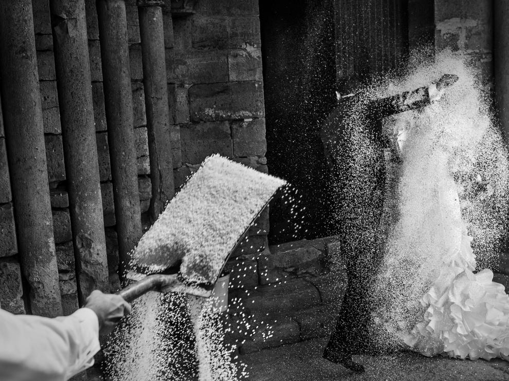 Una pareja de recién casados.