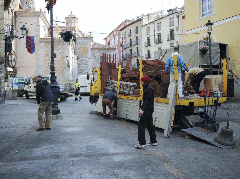 Un grupo de operarios desmonta y retira una taberna medieval de la plaza de la Catedral.