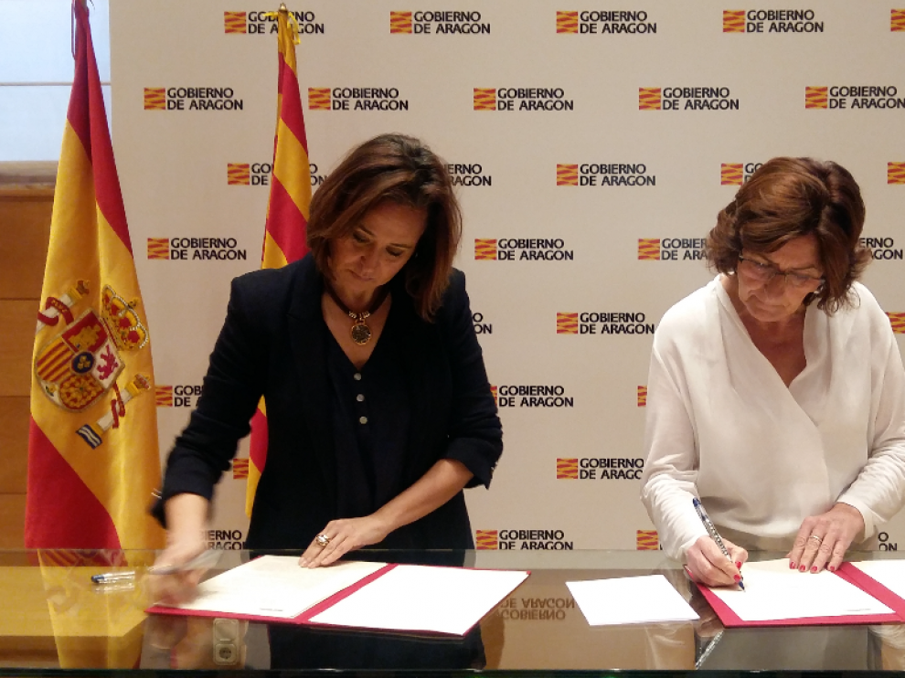 Las consejeras Mayte Pérez y María Vitoria Broto, en la firma del convenio.