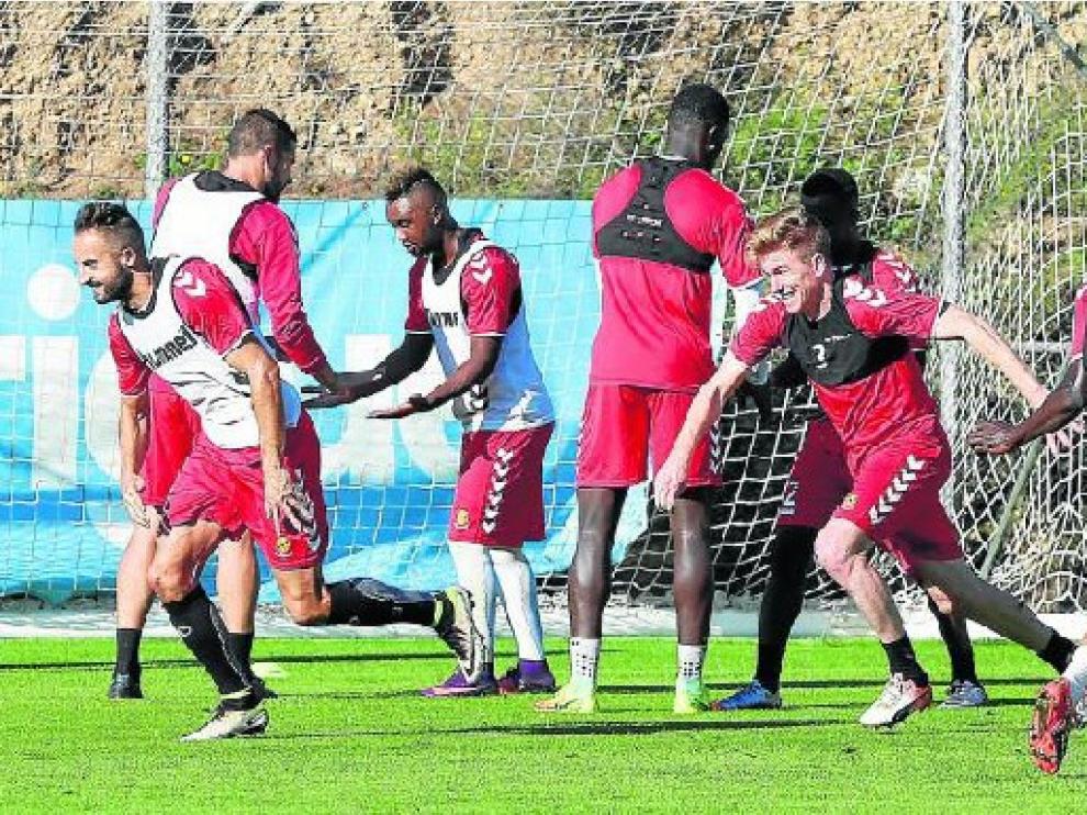 La plantilla del Nástic de Tarragona, durante una sesión de entrenamiento esta temporada.