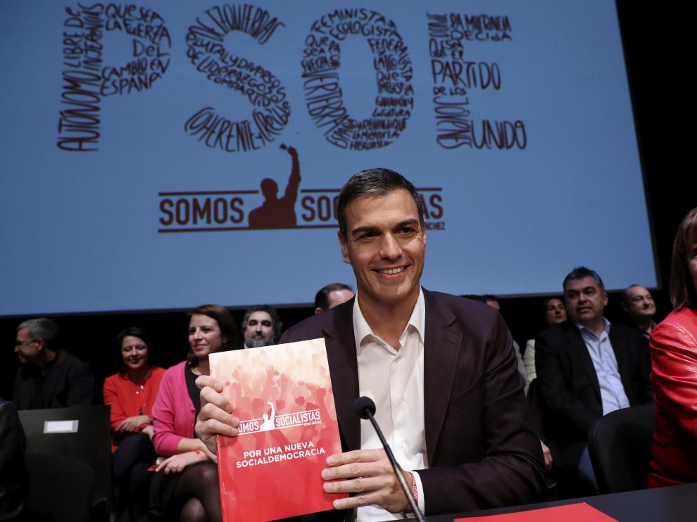 El candidato a la Secretaría General del PSOE, Pedro Sánchez, y la exministra de Medio Ambiente, Cristina Narbona.