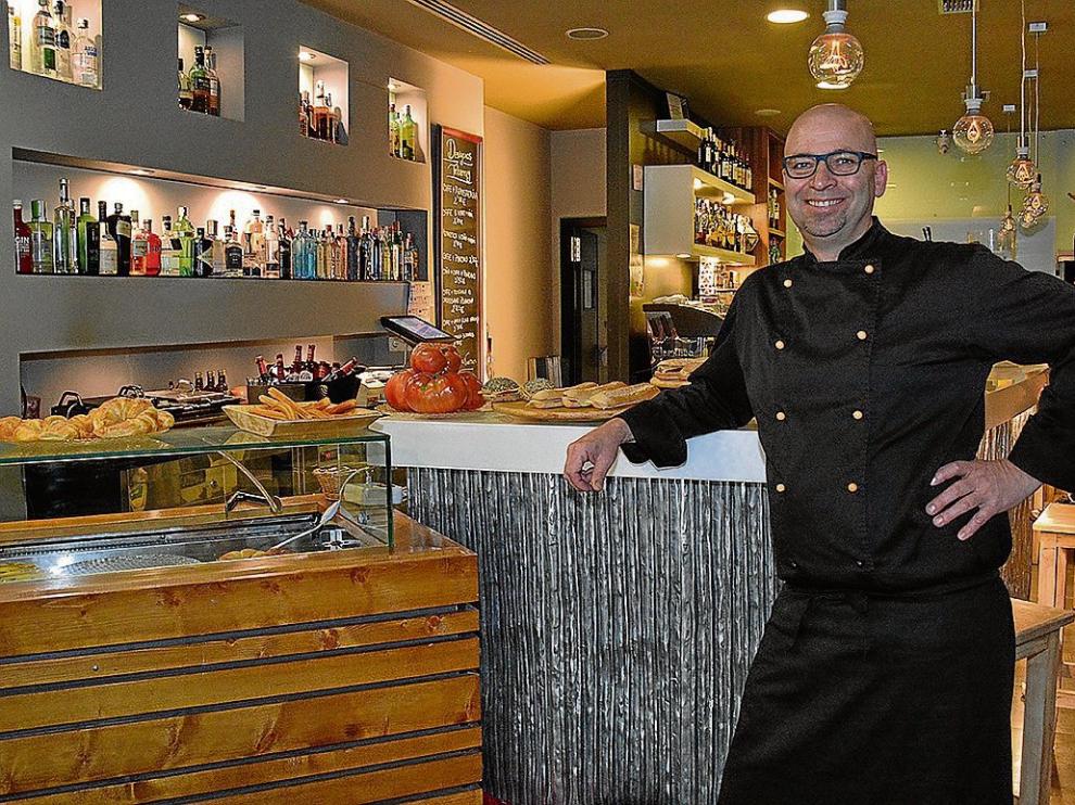 Hasns Bolte, junto a la barra del restaurante zaragozano Tebarray.