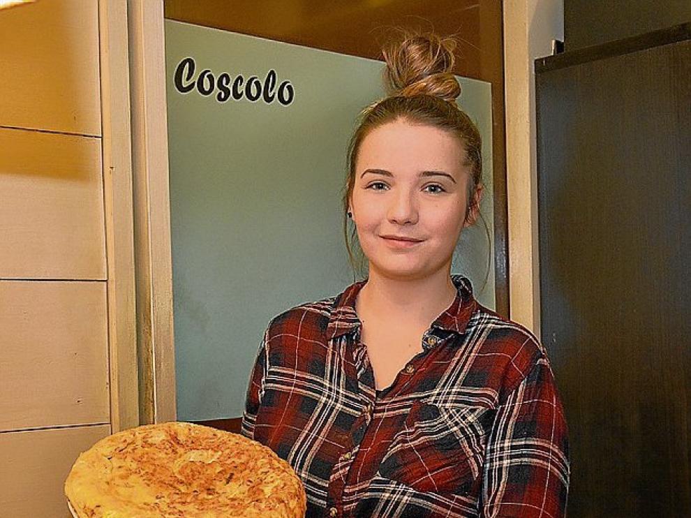 Kelly Coscolín, con una tortilla recién salida de la sartén.