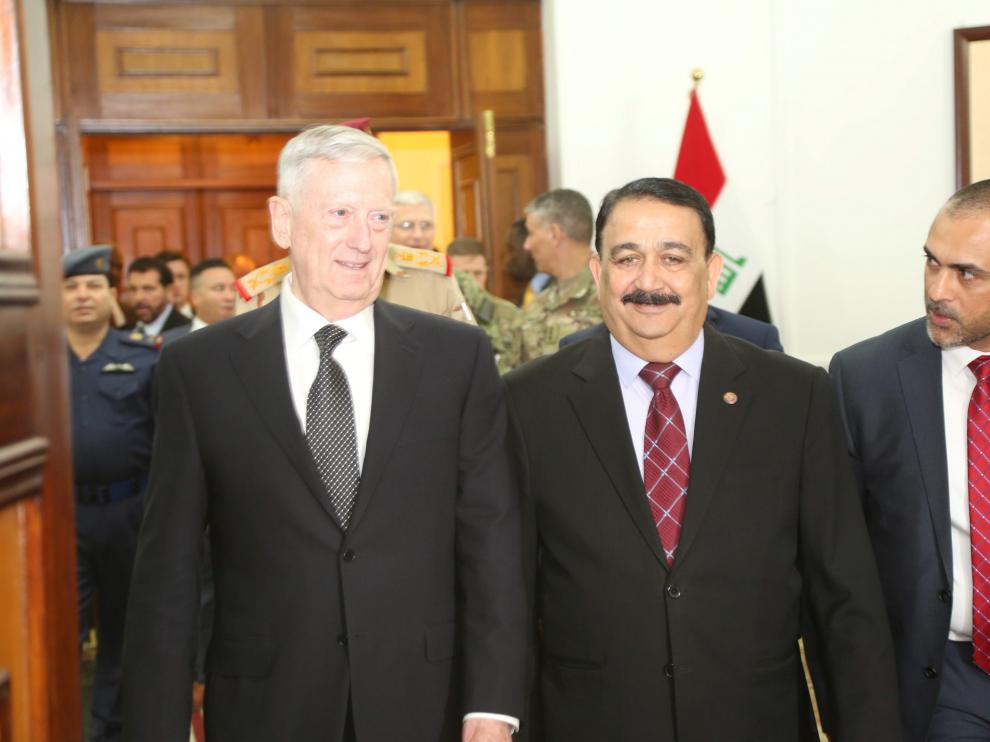 El secretario de Defensa de Estados Unidos, James Mattis, con el ministro de defensa iraquí.