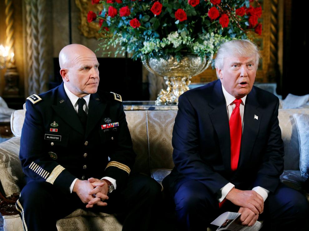 Trum, junto a su nuevo asesor de Seguridad Nacional, H. R. McMaster.