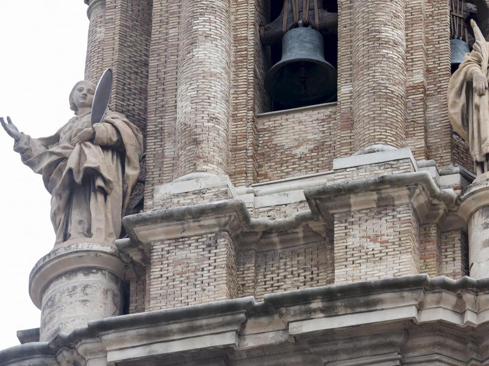 Los Bomberos se descolgaron del campanario de la Seo el día 12 tras la caída de varios cascotes.