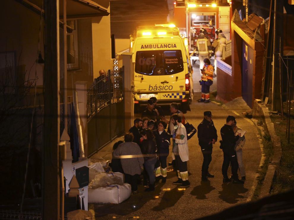 Policía, servicios de emergencia y vecinos, en el exterior de la vivienda.