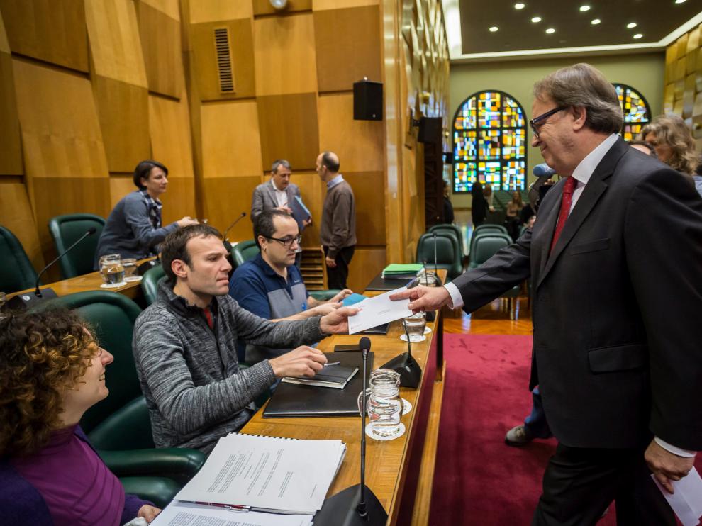 Junta de portavoces. Carlos Pérez (PSOE) pidió ayer una junta de portavoces para debatir sobre el proceso judicial que se sigue por la caída de una viga en la carpa del Oktoberfest. En la imagen, entrega la solicitud a Pablo Muñoz (ZEC), ante Alberto Cubero, que ha sido citado a declarar como investigado.
