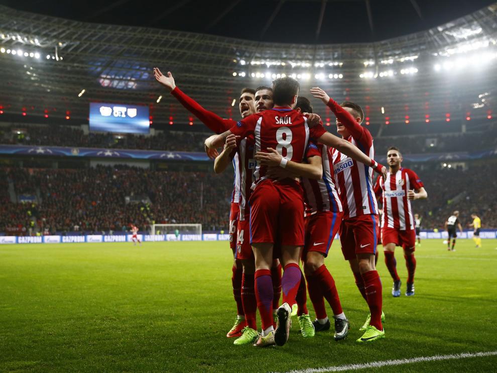 Los jugadores del Atlético celebran uno de los goles del partido.