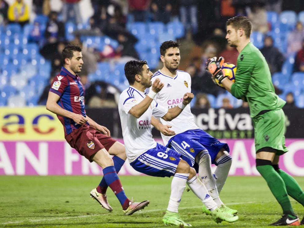 Ángel acosa a Raúl ante el Levante.