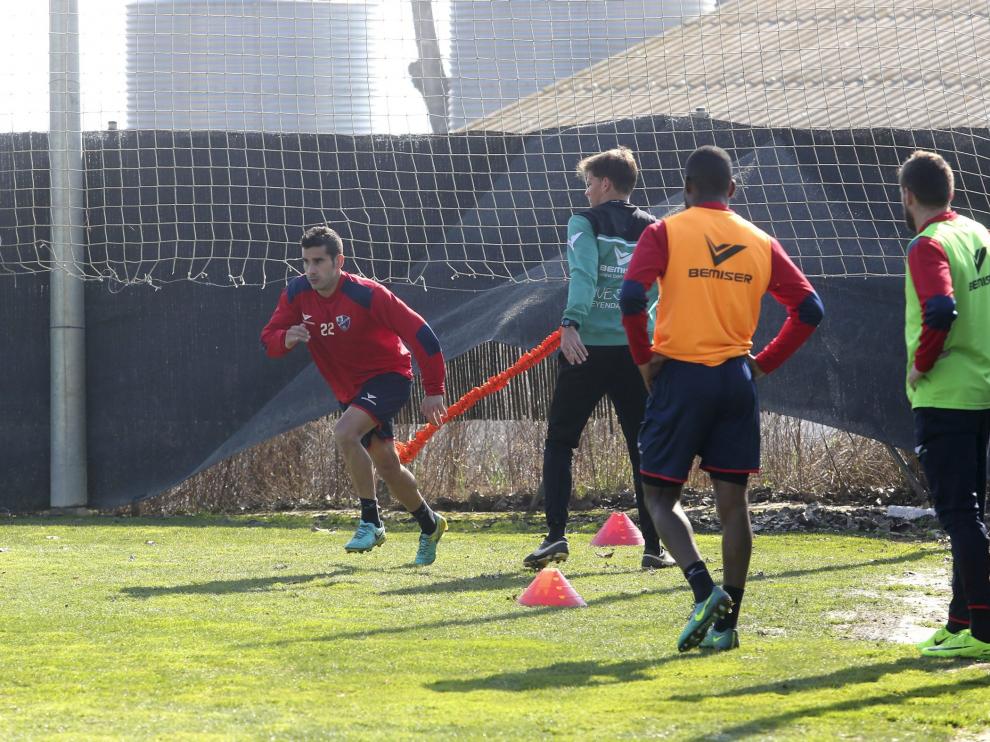 El centrocampista Lluís Sastre durante uno de los ejercicios completados en el entrenamiento matinal de ayer.