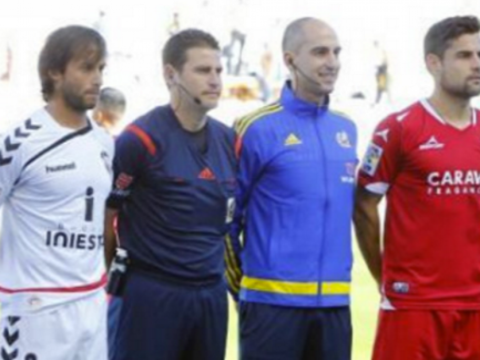 Figueroa Vázquez, con los capitanes del Albacete y el Real Zaragoza (Dorca) antes del inicio del partido del año pasado en el Carlos Belmonte.